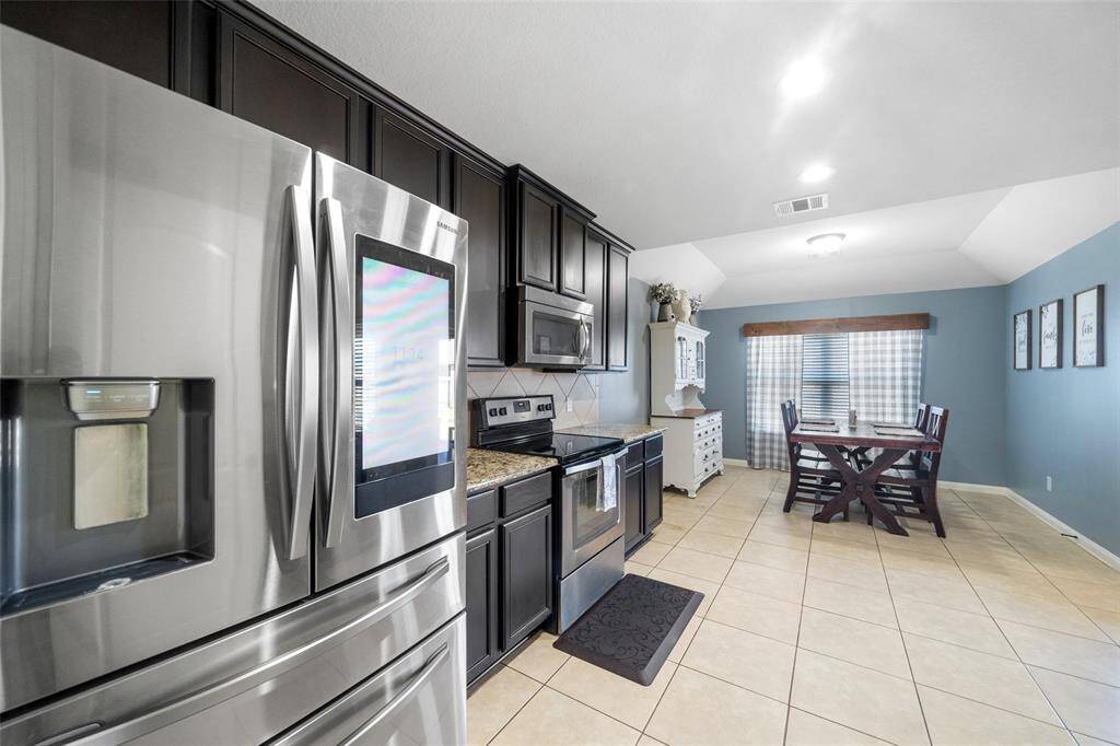 A Beautiful, spacious dining area just off the kitchen!