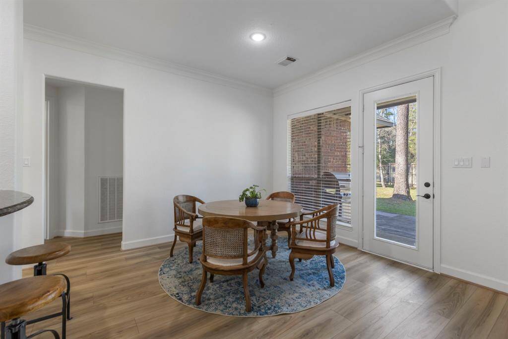 Breakfast room with backyard views—ideal for morning coffee and spontaneous brunches.