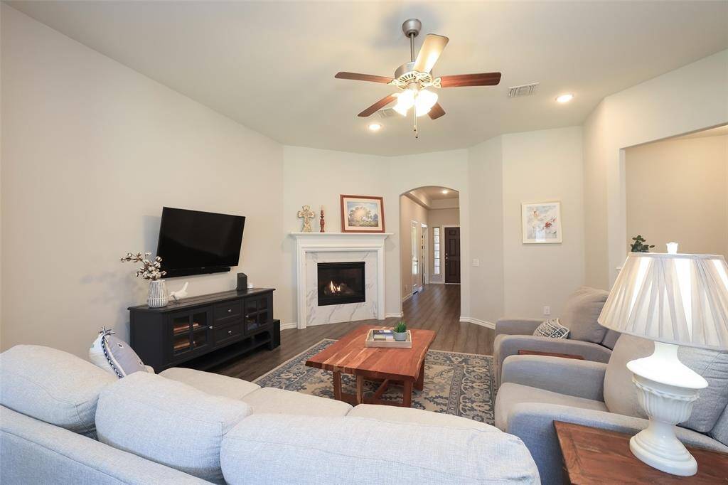 Many different furniture arrangements possible
