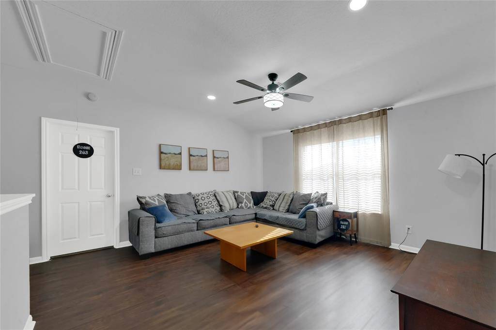 Upstairs you will find a game room with tons of space, where you can entertain family and friends.