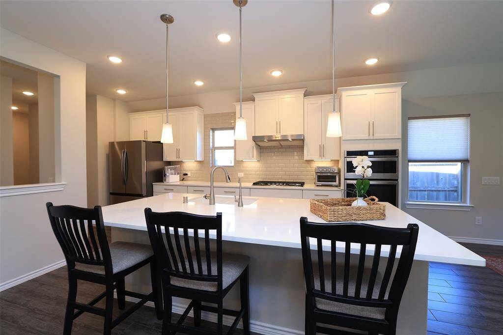 The perfect island offerin seating and plenting of room for food display