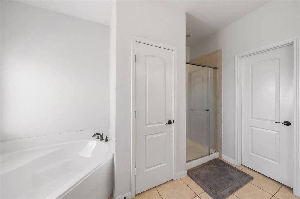 Large separate bathtub, perfect for relaxing!