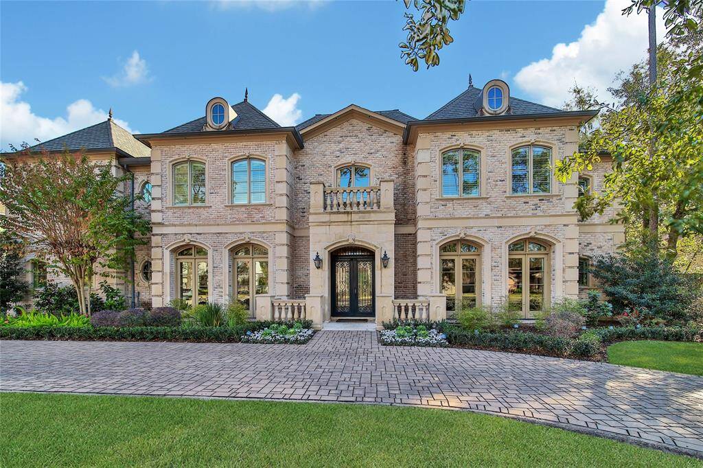 Welcome home to 306 Rainier Drive!