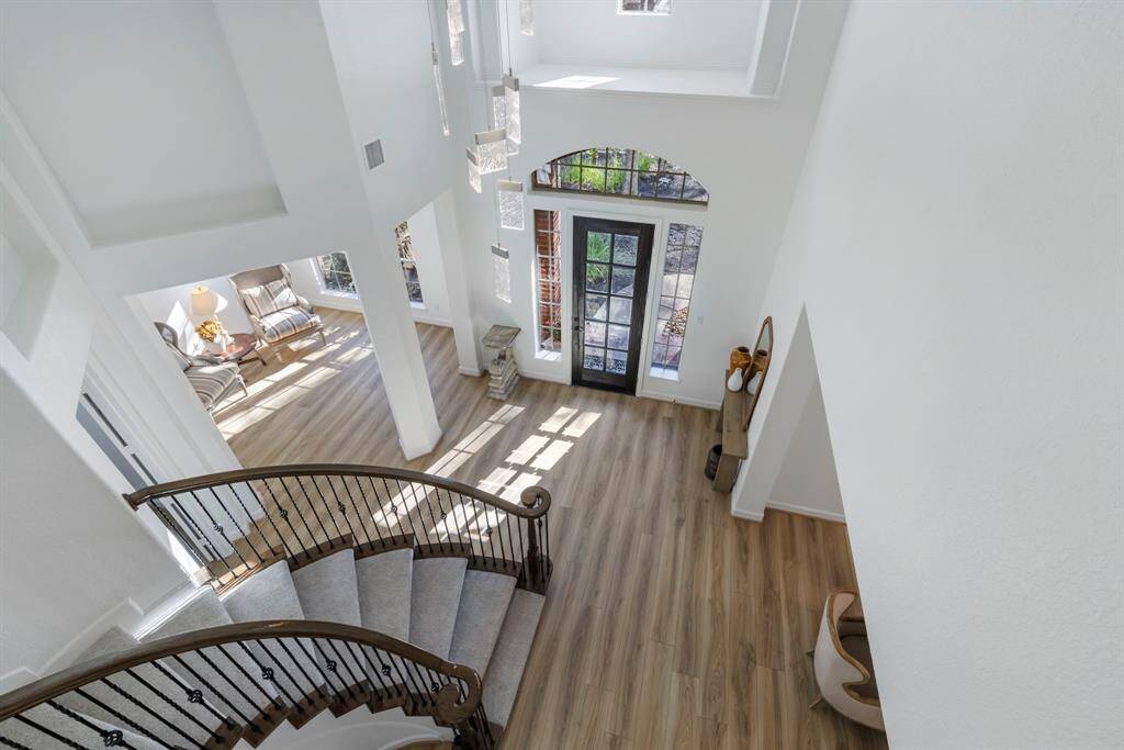 The stylish curved staircase is perfect for those who appreciate a spacious and welcoming ambiance, it's a home that instantly captivates and impresses.