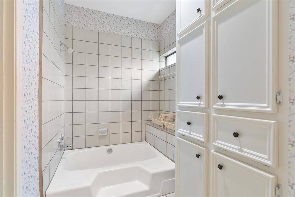 Master Bath Walk In Closet (1 of 2)