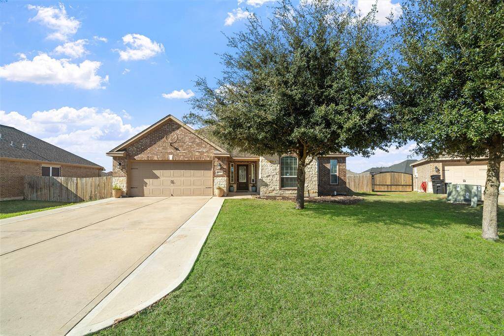 A beautiful 3 bed 2 bath home situated in a wonderful community with a long driveway for storing vehicles!