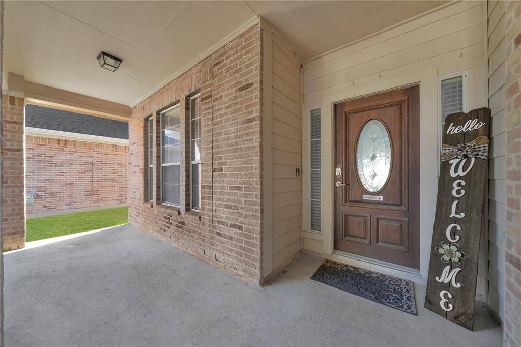 Take a moment to sit outside and enjoy the fresh air! Space perfect for two sitting chairs. Enjoy your morning coffee!