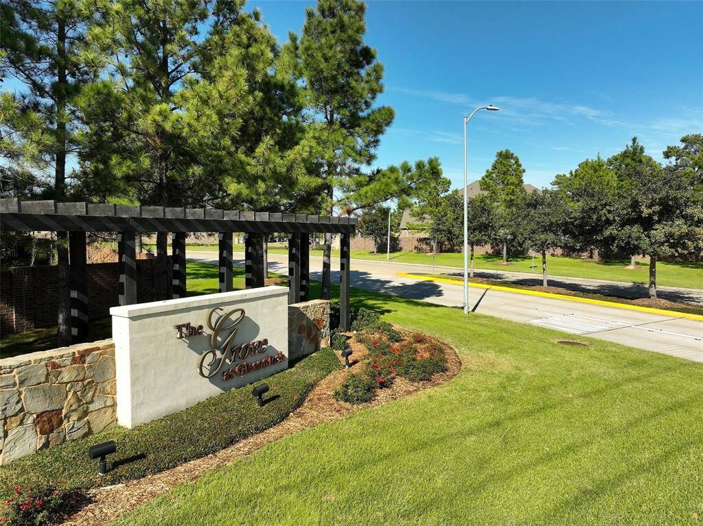 The Grove of Gleannloch Farms is entered immediately off Spring Cypress. Easy in and out.