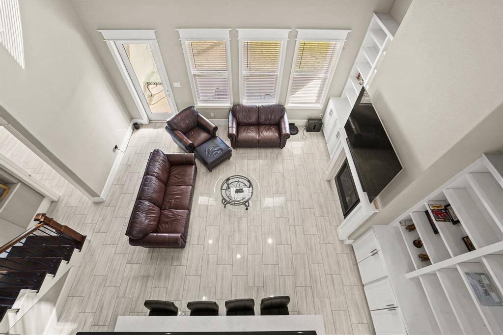 Grand two story living room cieling