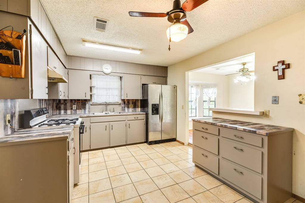 Kitchen has ~4x3 area for table/desk/rack use