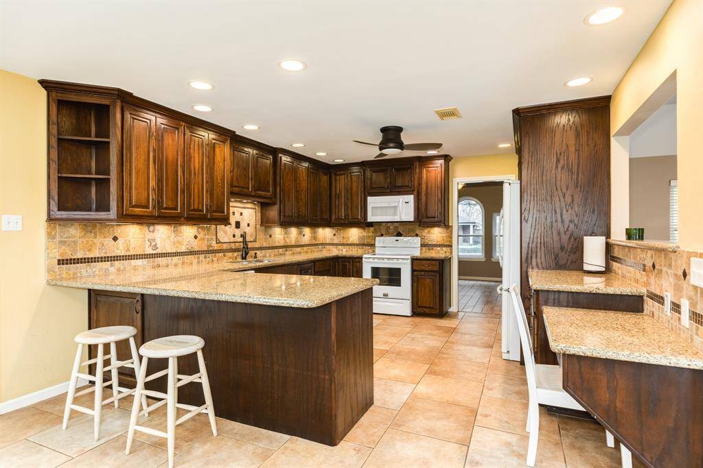 Open Kitchen w Built in desk