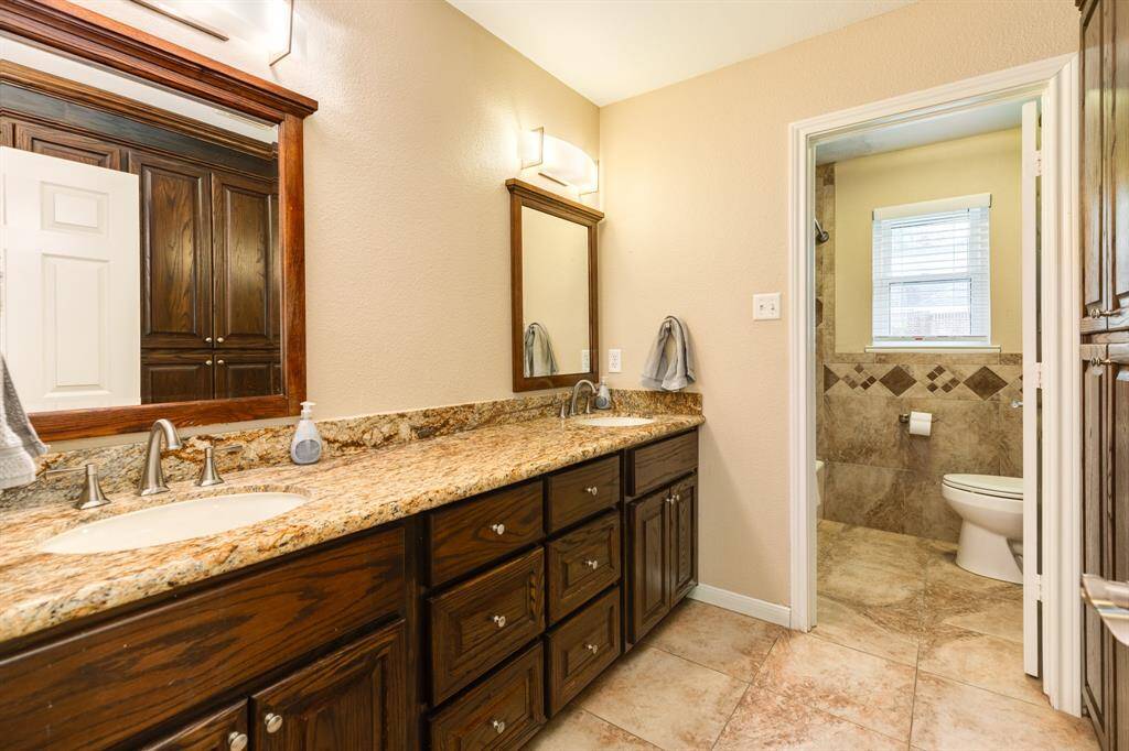 Secondary Bath w Double sinks and great storge
