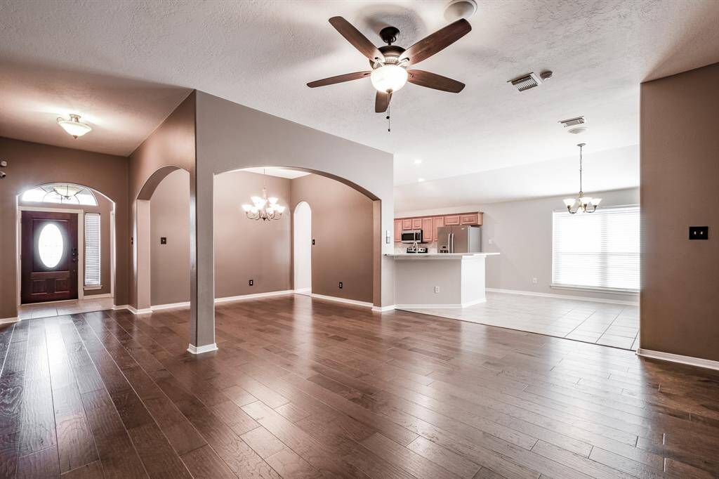 Looking towards kitchen/breakfast room
