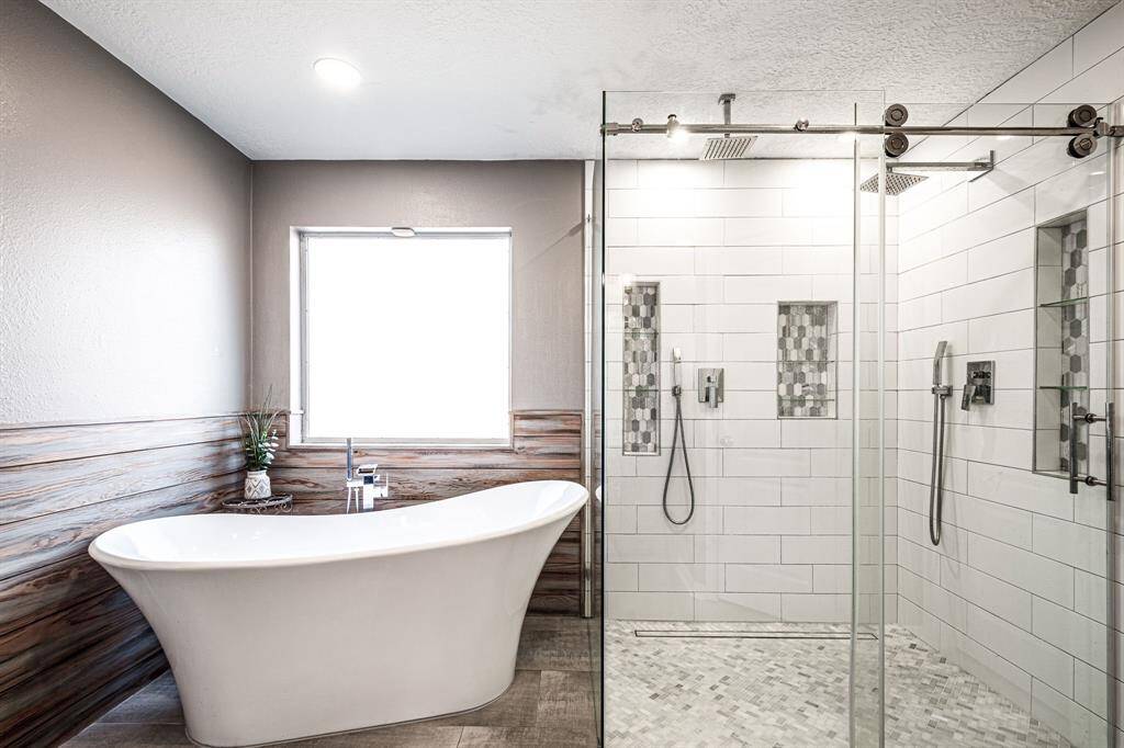 Separate Tub & Shower