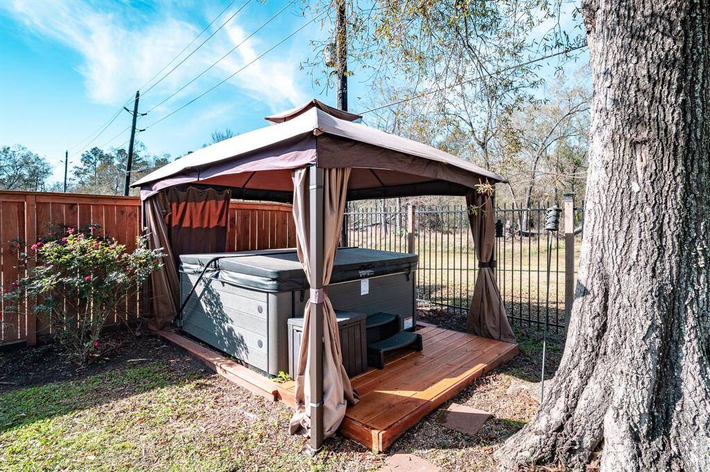 Jacuzzi in Back Yard