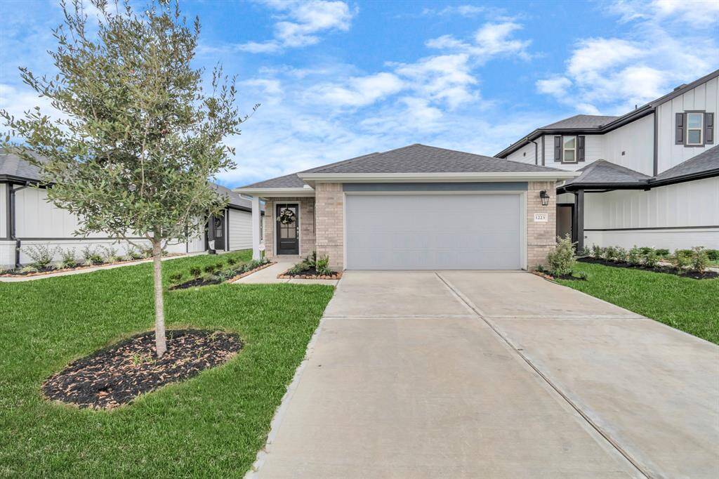 Sample photo of completed home with similar plan. As-built colors and selections may vary.