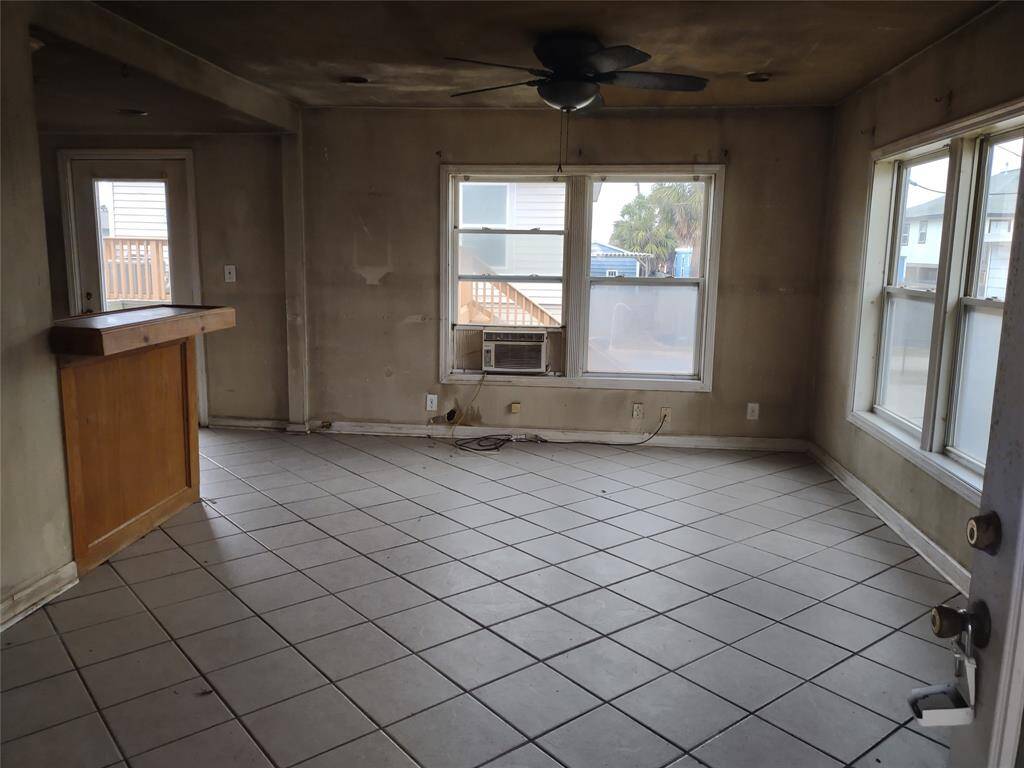 Living room before renovations.