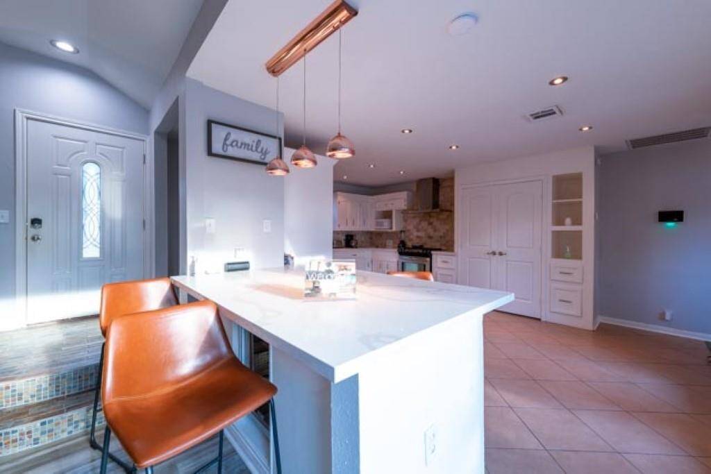 Breakfast bar that sits over 6 people.