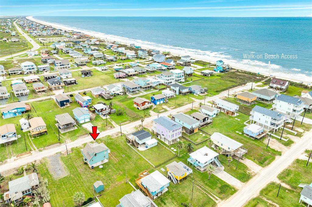 Coastal Retreat: Enjoy expansive living with easy beach access, perfect for those seeking space and tranquility by the sea.