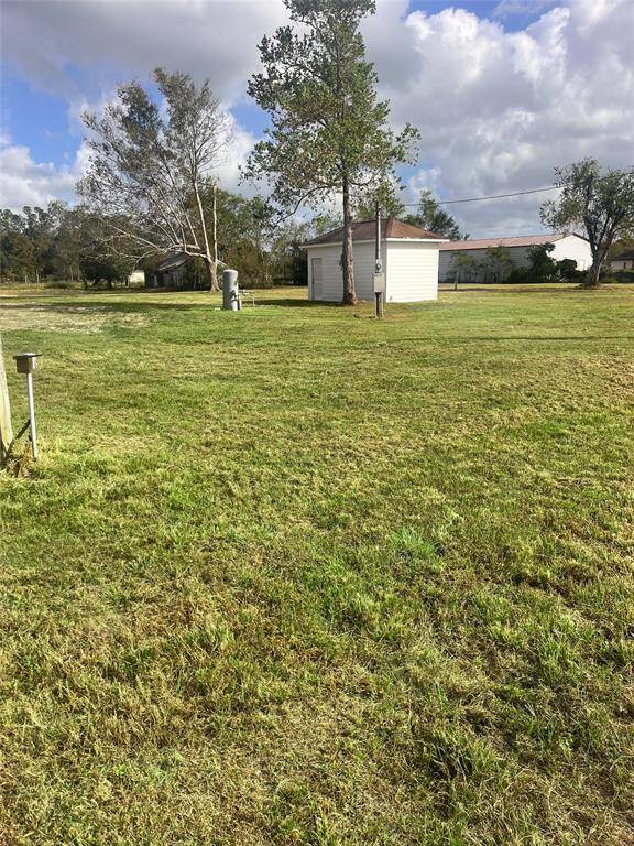 Equipped with power pole, 395 ft water well (2016)