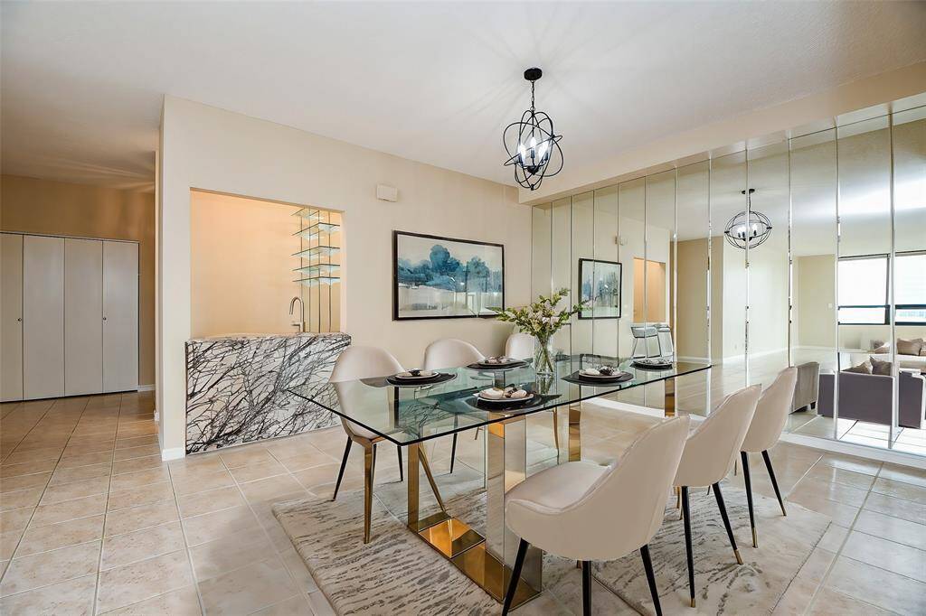 Dining room beside wet bar