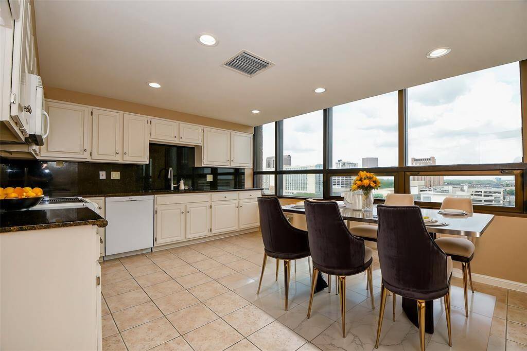 Kitchen showing breakfast area