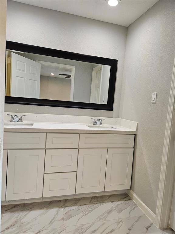 Double sinks in primary bathroom