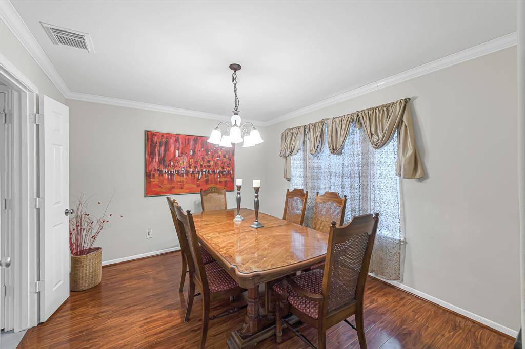 With its convenient access to thekitchen, entertaining is a breeze. This spacious room willaccommodate a large table for manydinner guests.