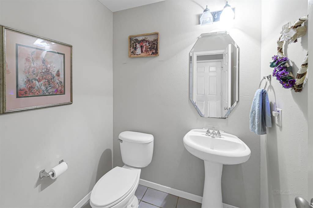 The charming powder bath offers apedestal sink that adds a touch ofsophistication, while the neutral paint and large mirror give off a spacious feel.