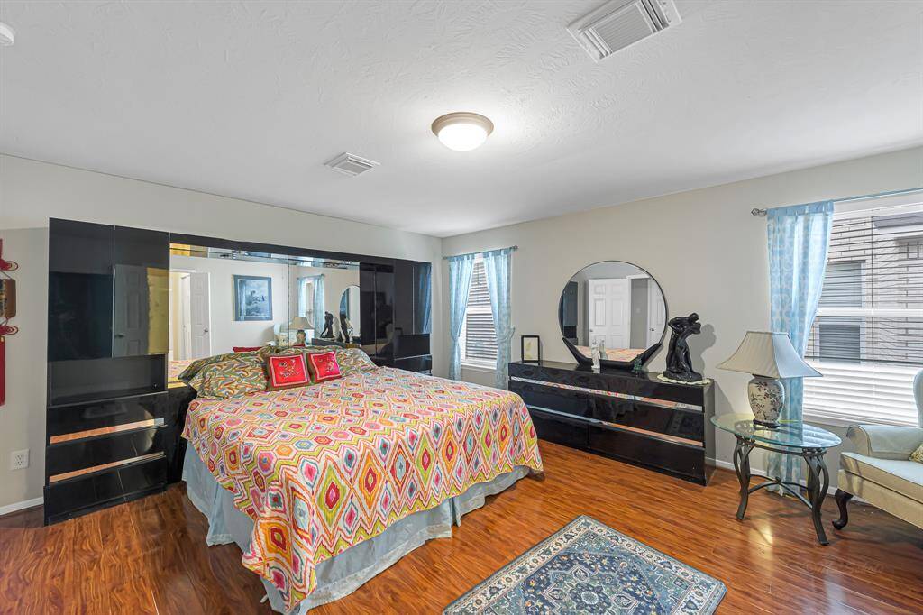The primary bedroom is spaciousand bright with large windows that offer views of theoutdoors.