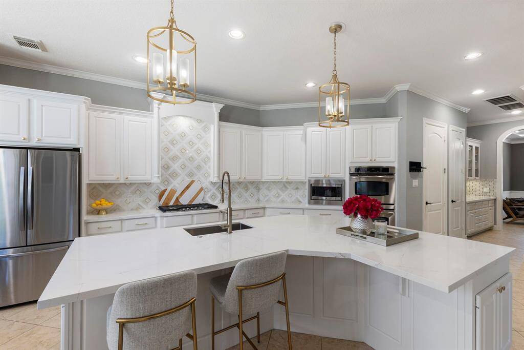 The spacious eat-in island serves as the perfect gathering space for family and friends, ideal for casual meals or lively conversation. The kitchen offers plenty of storage, featuring a beautiful butler’s pantry and a convenient planning desk, ensuring that every culinary need is met with both style and functionality.