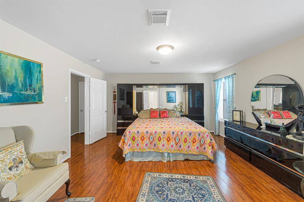This fabulous room willaccommodate your large king sizebedroom furniture suite. You also have a seating area!