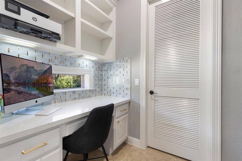 An updated planning desk is perfect for scheduling, organizing, and managing daily tasks, offering a dedicated space to stay on top of everything while keeping the rest of the kitchen clutter-free.