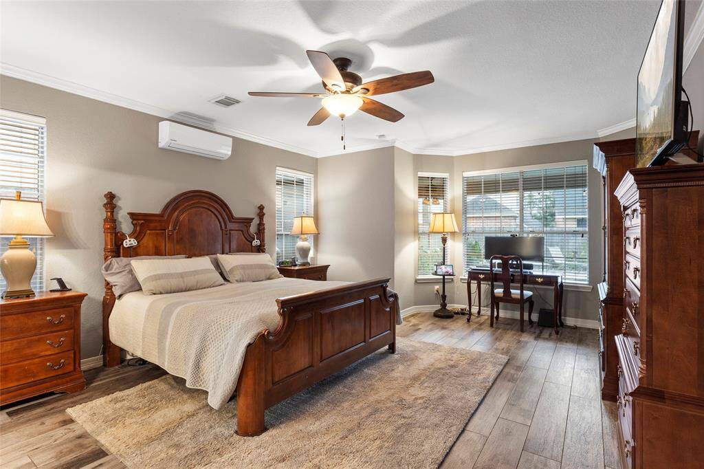 Large primary bedroom down stairs with bay window.