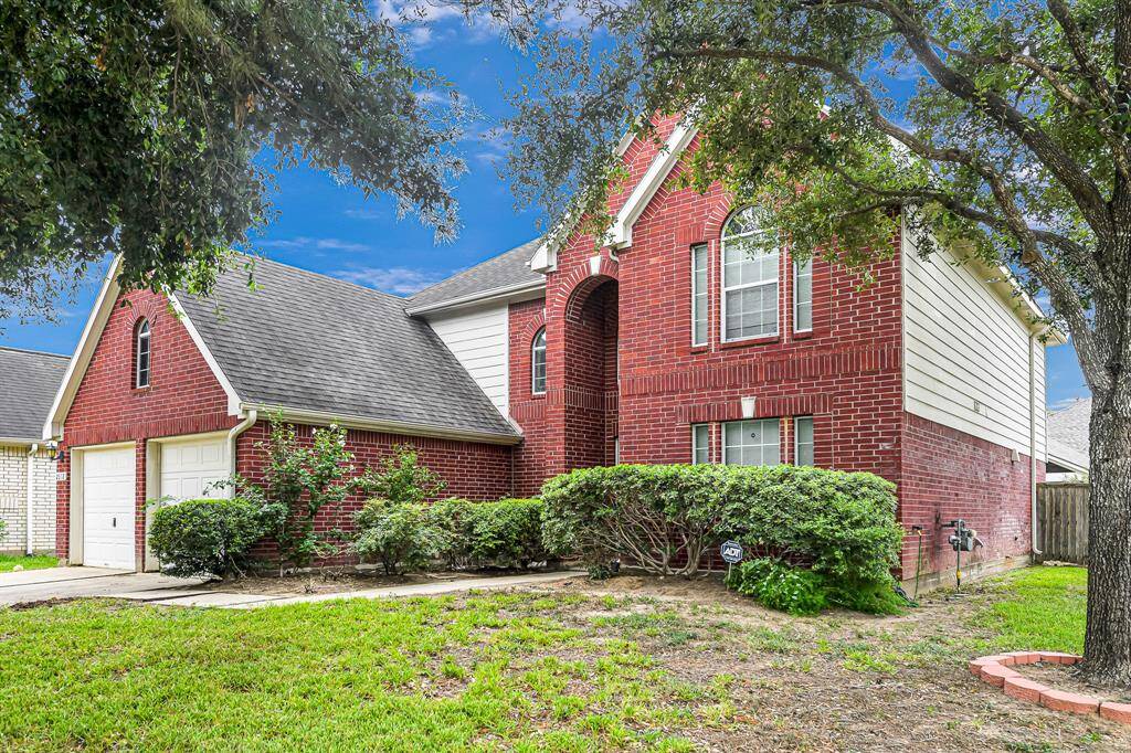 Welcome to 2602 Sandy Mist Court located in the masterplanned communityof Falcon Ranch in Katy, TX!