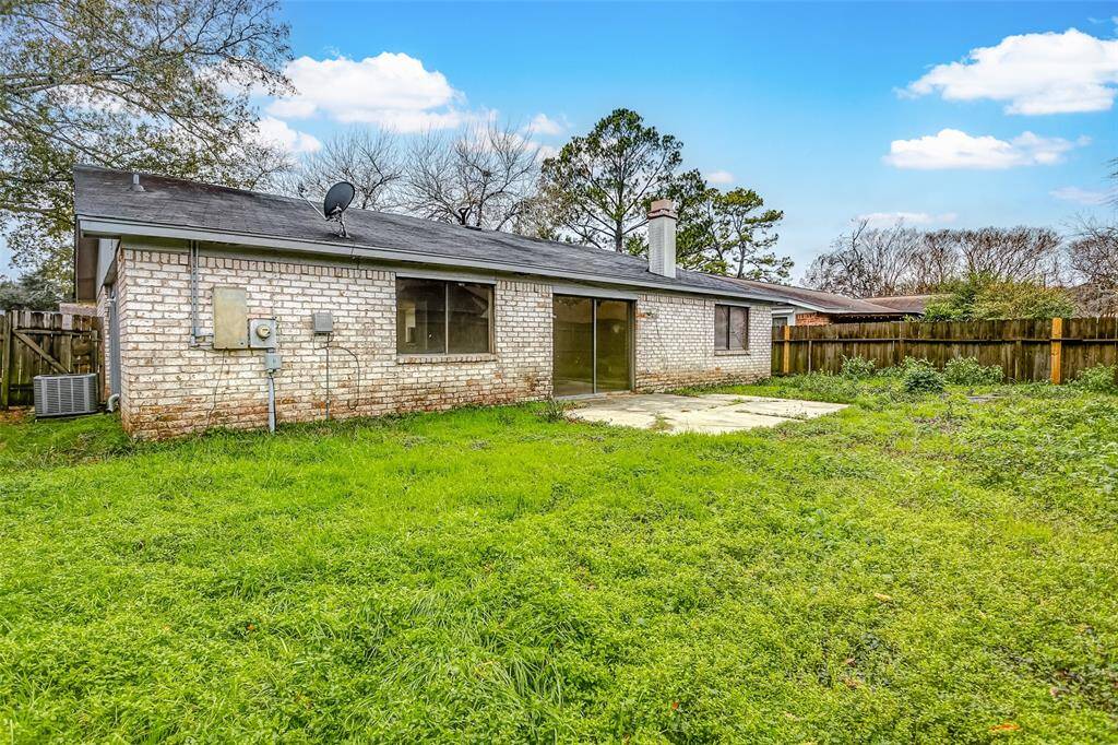 The expansive backyard provides ample space for gardening, recreation, or future landscaping projects. With a spacious patio and plenty of greenery, it’s ideal for enjoying sunny days or hosting outdoor gatherings.