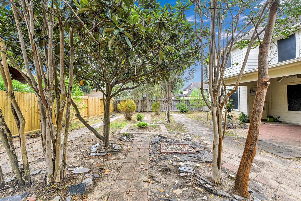 There is plenty of room for anoutdoor patio set, allowinghomeowners to enjoy the beauty ofnature and the pleasure of outdooractivities in style and comfort.