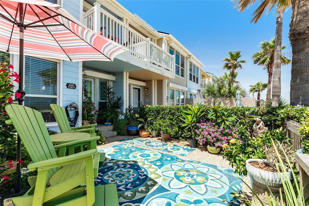 Tropical potted plants & some outdoor furnishings included