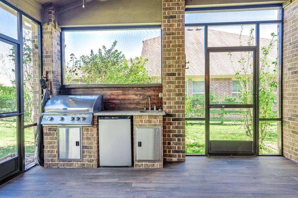 Outdoor Kitchen in Screened in covered patio~
