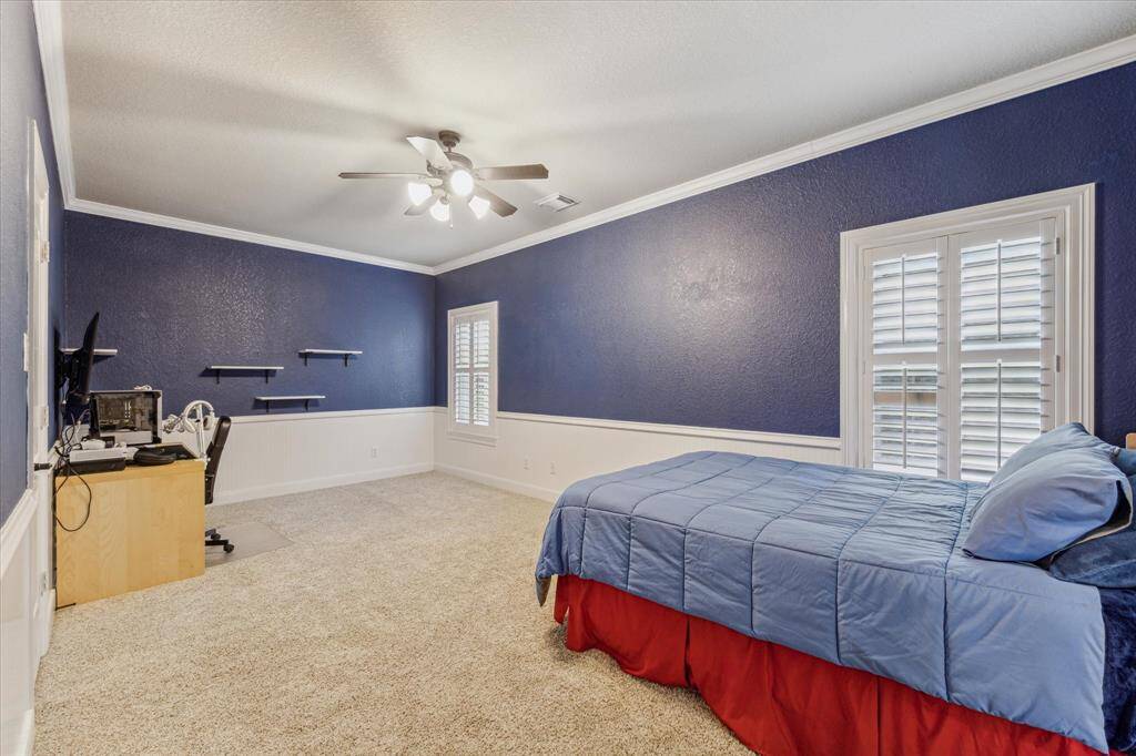 2nd spacious guest bedroom!