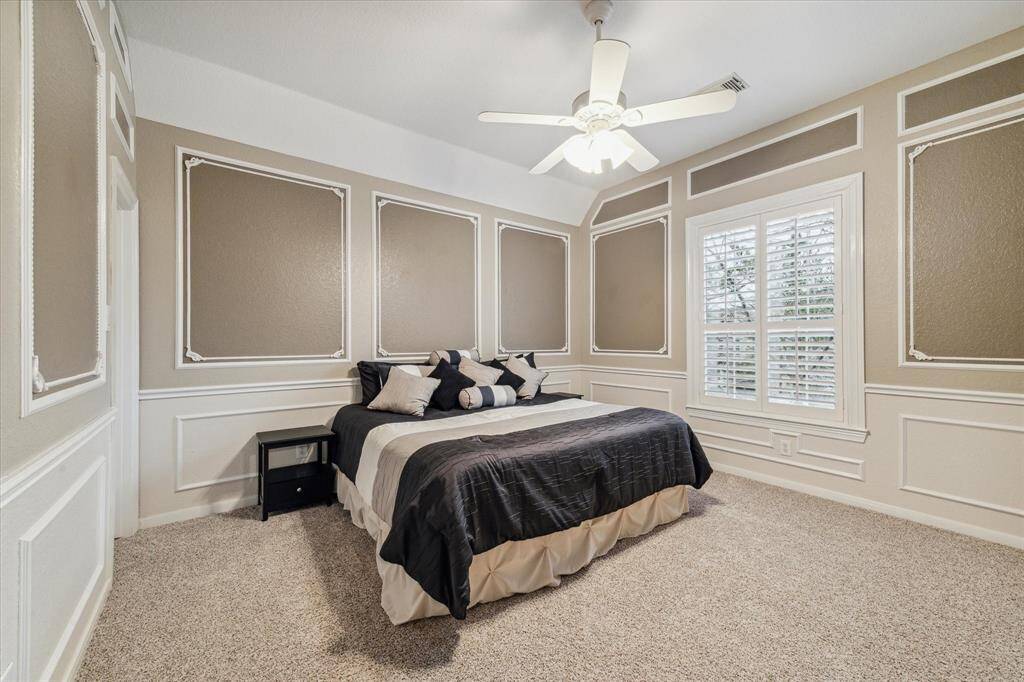 Incredible molding in the 3rd guest bedroom!