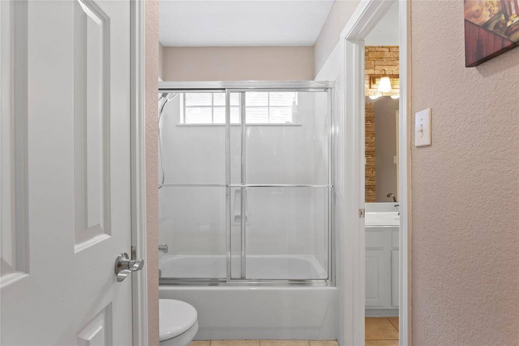 Full 2nd bathroom upstairs