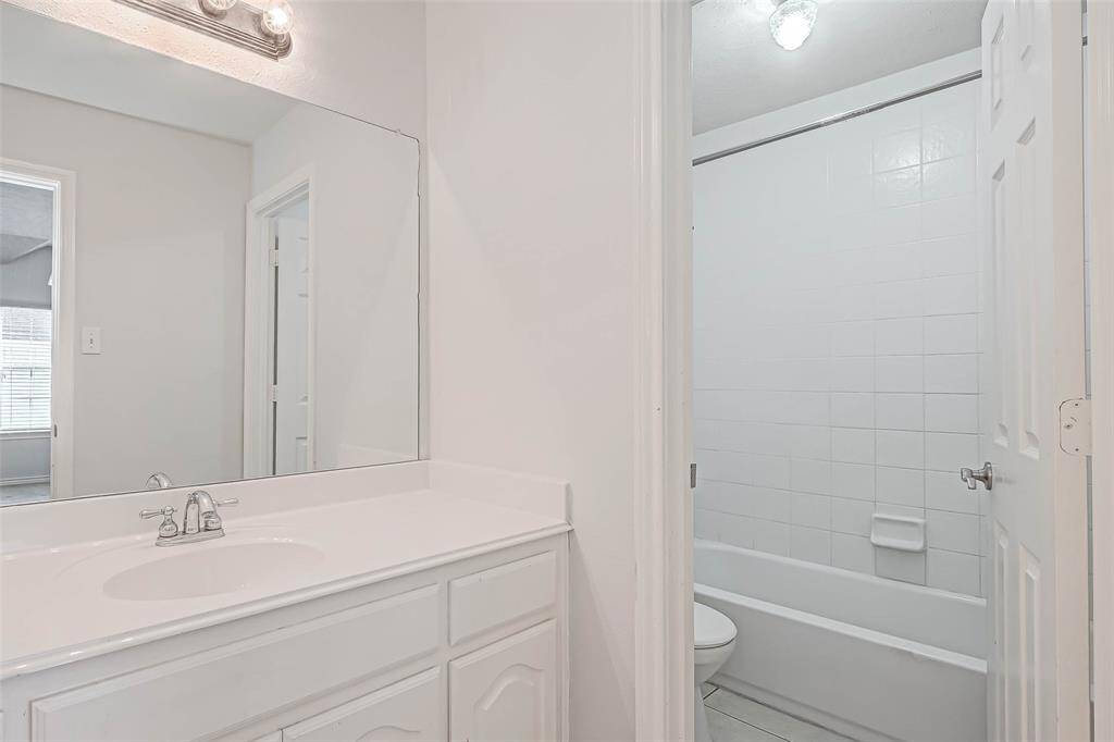 2nd floor hall bath