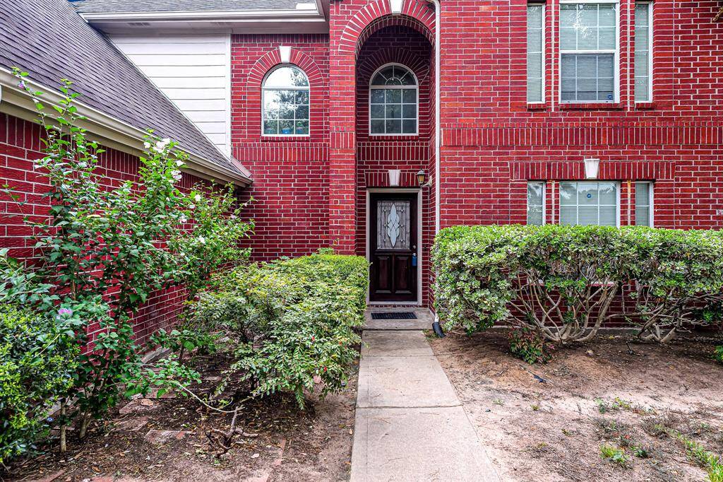 This traditional home featuresgreat curb appeal with amasterful design and beautiful brickexterior. Follow the landscapedpathway with mature shrubs to your frontporch.
