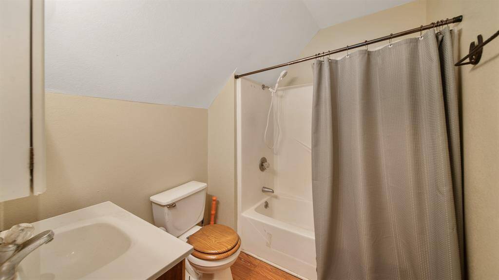 Garage Apartment #2 Full Bath with Tub/Shower Combo.
