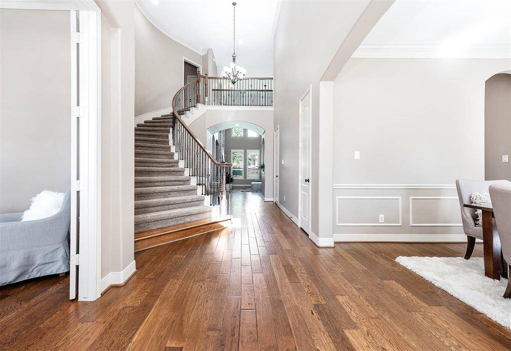 Grand sweeping staircase! Just imagine the wonderful pictures you'll take with family and friends through the years!