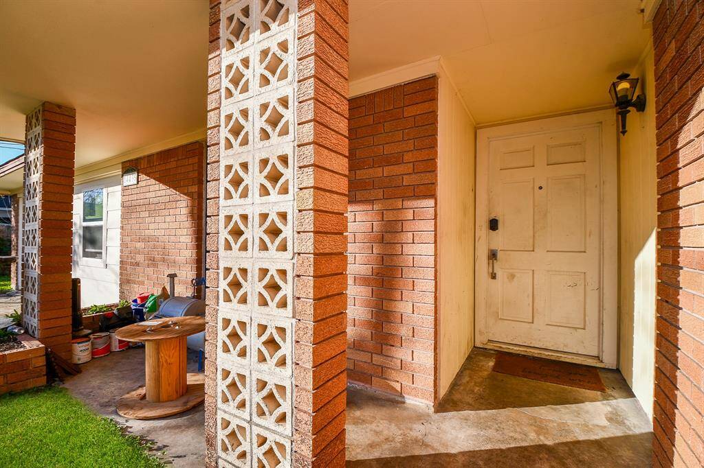 This brick lined covered front entry also offers a roomy front patio area. Inside, there are 3 bedrooms, 2 baths, occupying a generous 0.25 acres (11,000 square-feet) with 1,790 square-feet of interior living space.