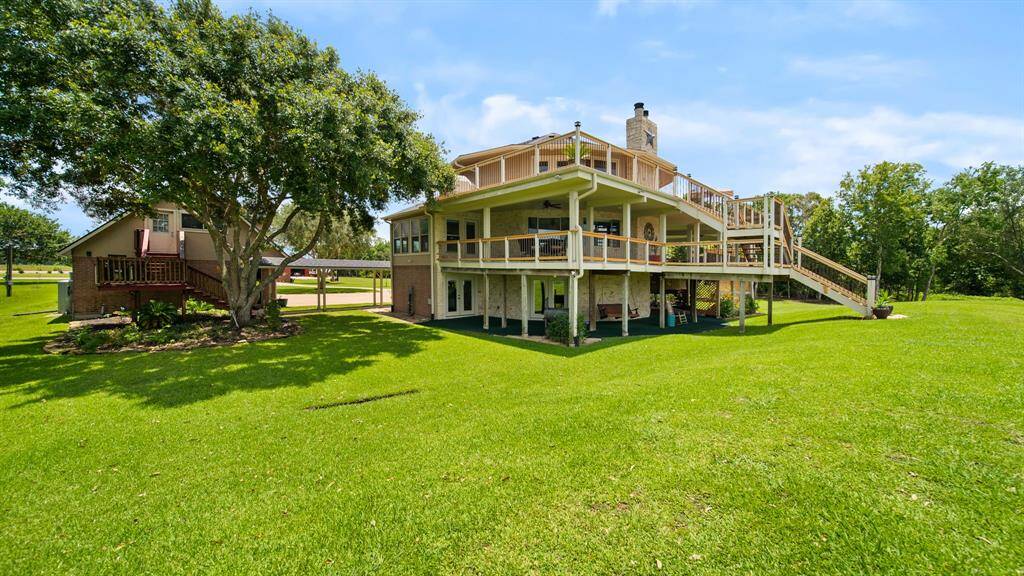 Let me take you on a tour of this Awesome Home today & show you all it has to Offer!