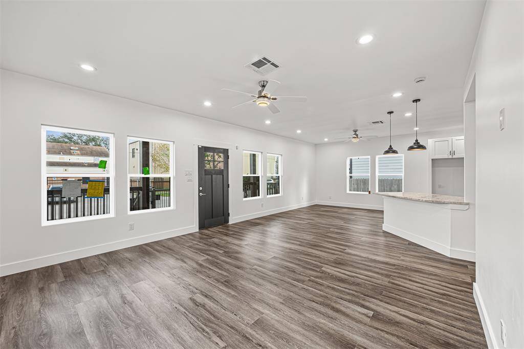 Seamless transition from the living room to the breakfast/kitchen area