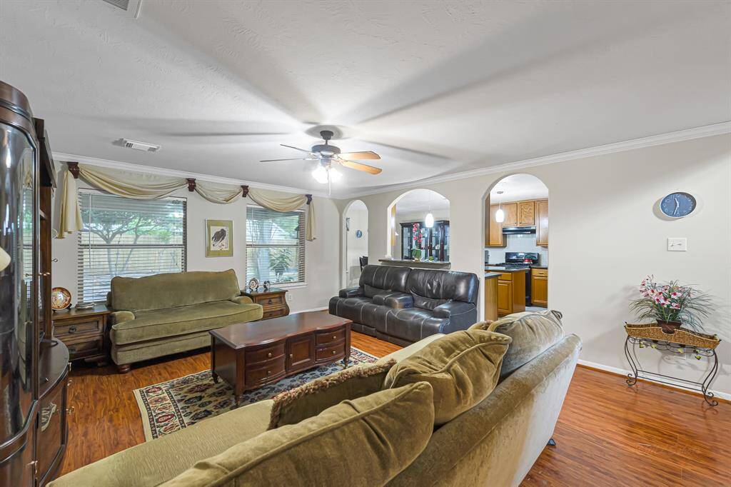 An ideal space for a get-together or apeaceful night in, this luminous livingroom offers plenty of room forentertaining family and friends. Fromdinner parties to casual hangouts,the expansive area is the perfectspot for a range of occasions.